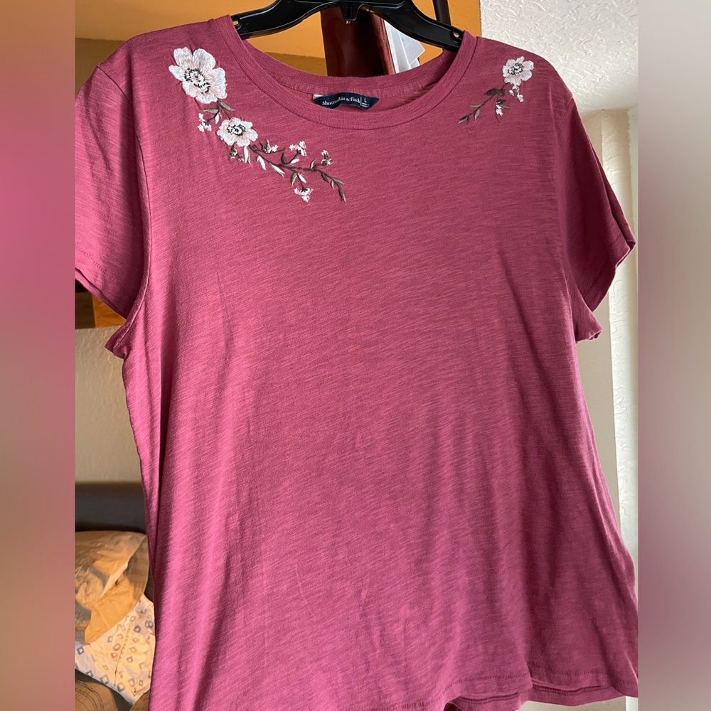 Abercrombie & Fitch women’s large tshirt with embroidered flower details